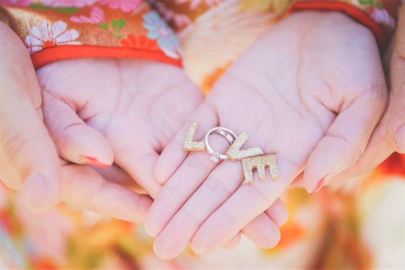 手と手を重ねてあたたかいお写真を♡