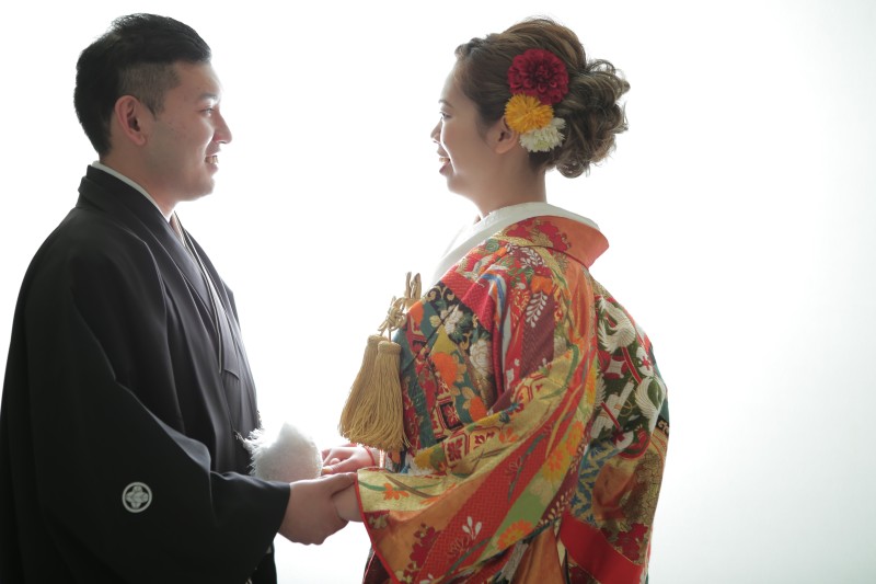 手をつないで。