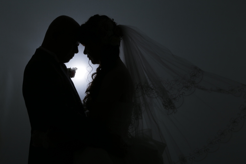 ライトの前で。