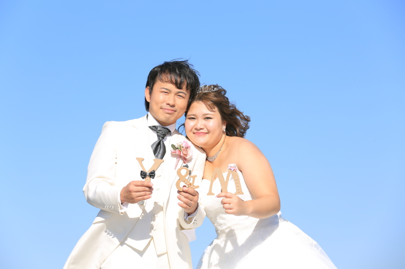 青空をバックに*。