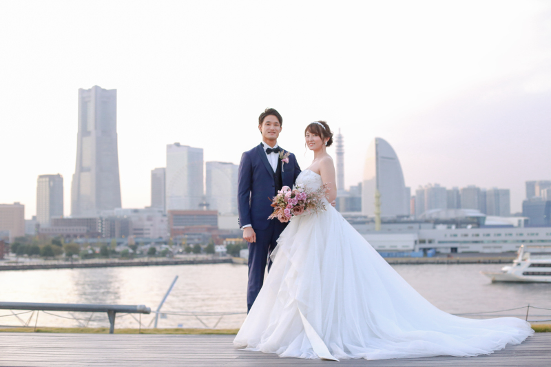 横浜の背景を写しながら