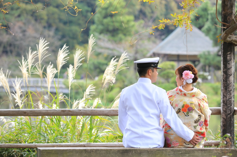 ベンチに腰かけて