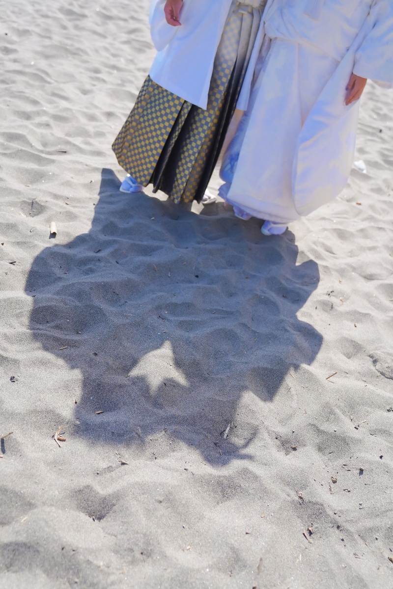 砂浜で影アート風に