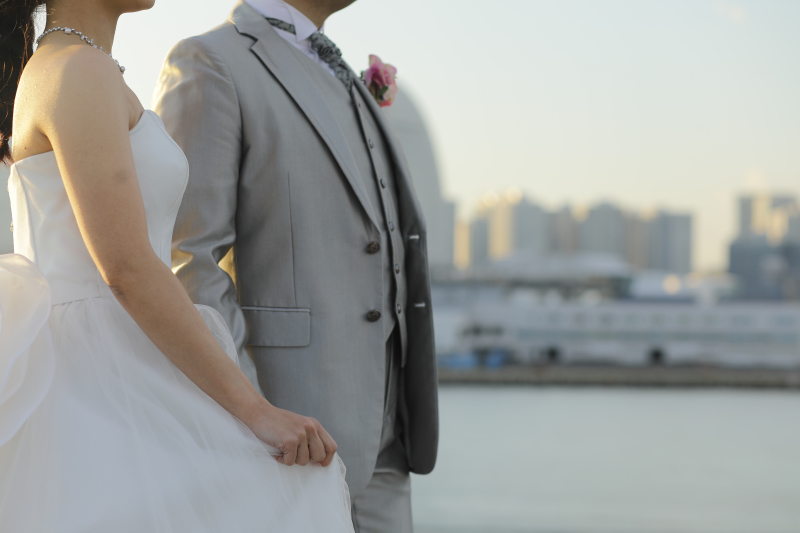 手を取り合いながら