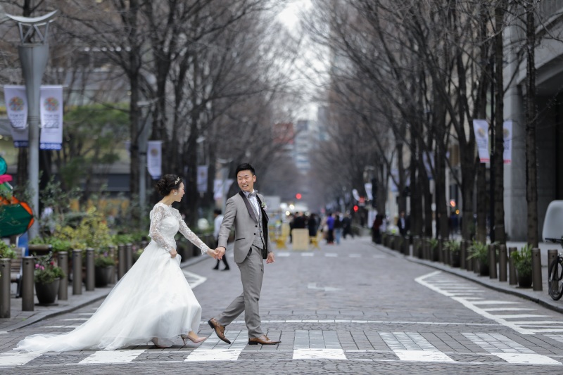 仲通りを背景に