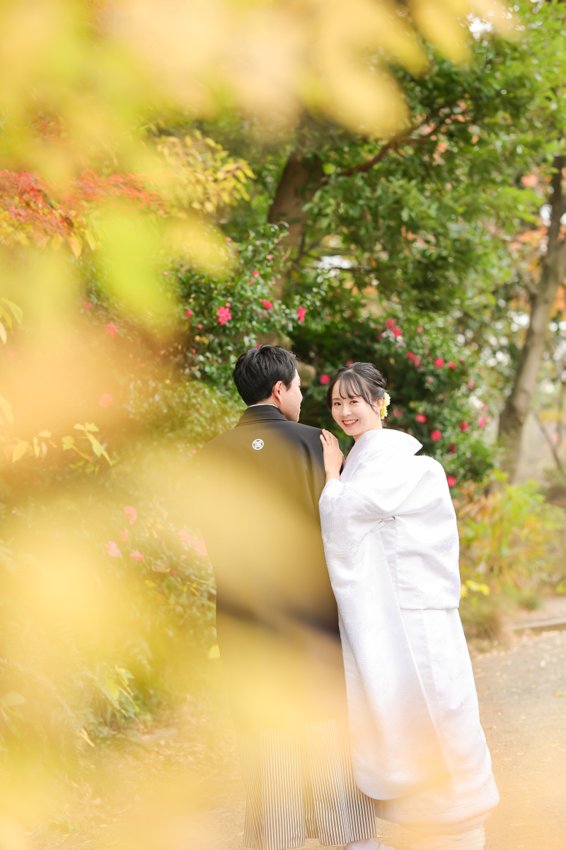 新郎様にもたれかかって