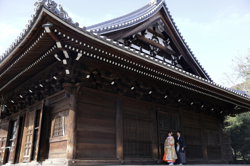 お寺の境内を背景に