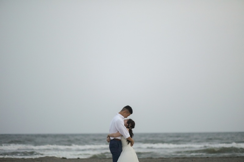 広大な海を背景に