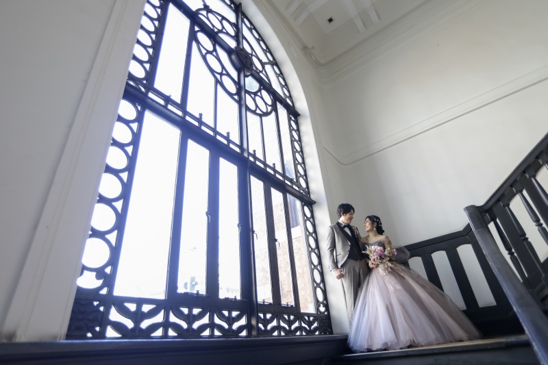 開港記念会館内大階段にて