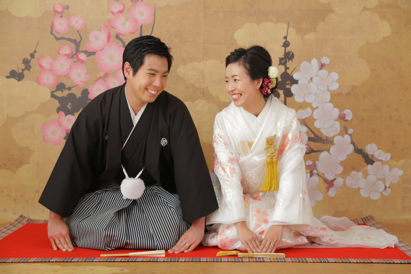 三つ指ついてにっこり笑顔♪