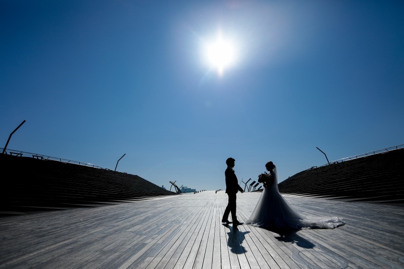 船上デッキと青空のコントラスト