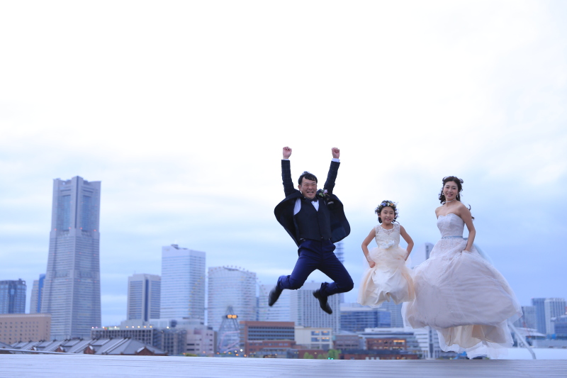 横浜をバックに大ジャンプ!