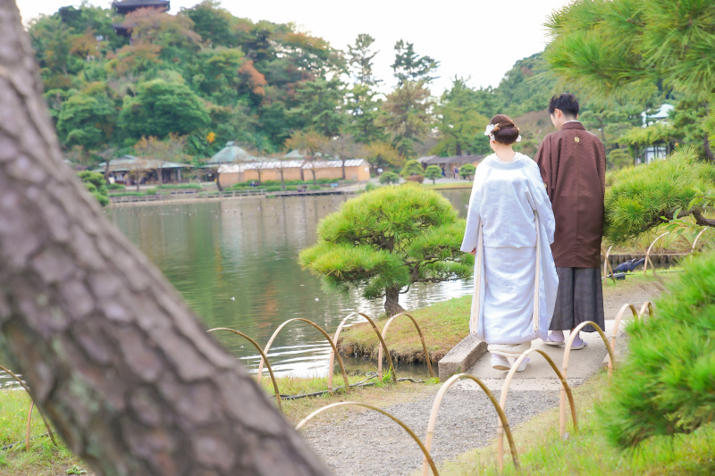 広い回遊型庭園を散策しながら