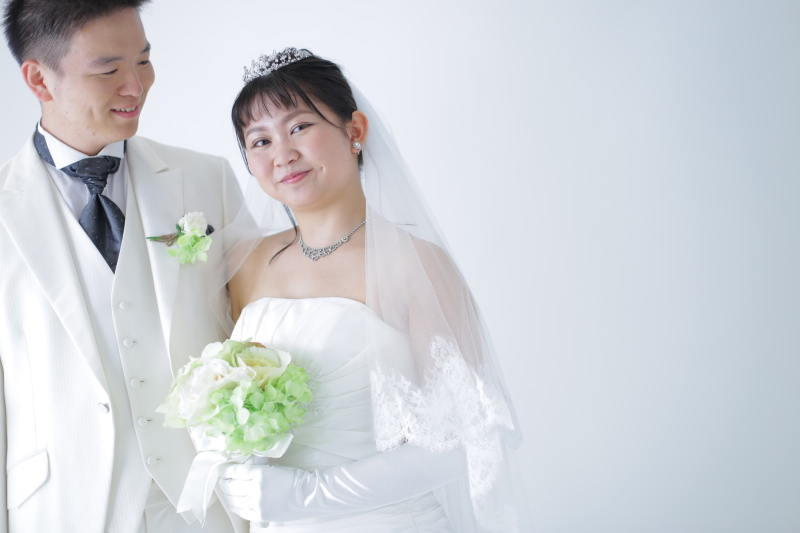 ウエディングドレスとタキシード