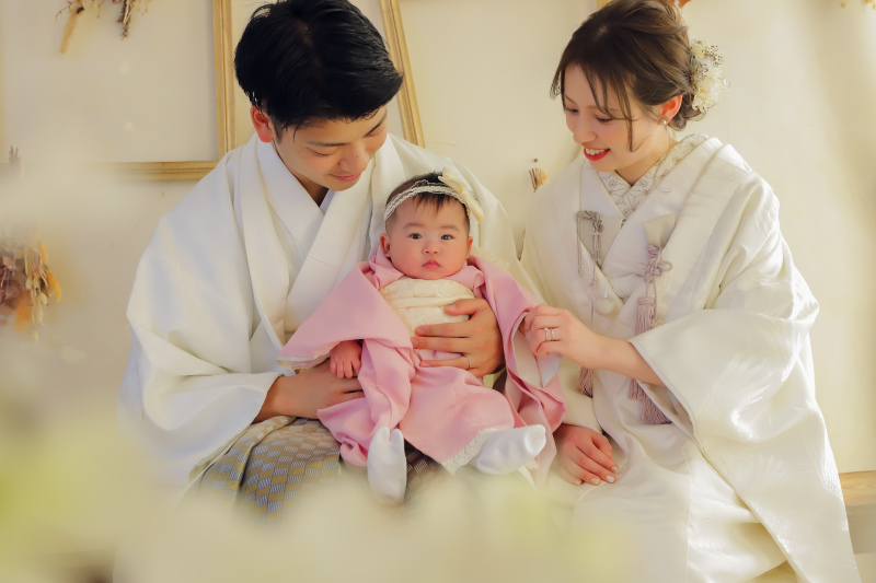 家族(お子様)と一緒に記念撮影◇スタジオ撮影・衣装1着・ファミリープラン◇お子様衣装&美肌補正付き10カットデータセットプラン