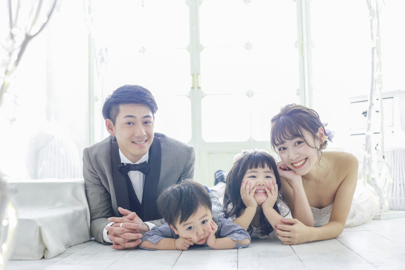 家族(お子様)と一緒に記念撮影◇スタジオ撮影・衣装1着・ファミリーベーシックプラン◇お子様衣装&データ3枚&美肌補正付き
