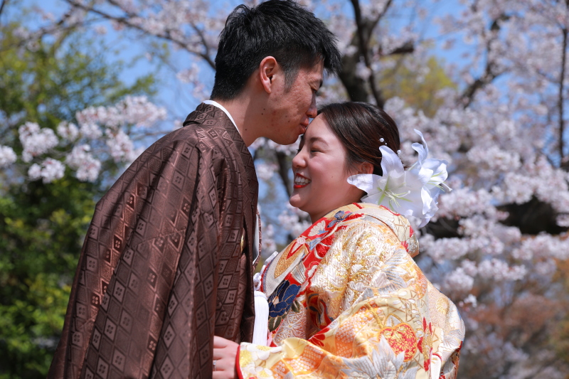 満開の桜の前で…