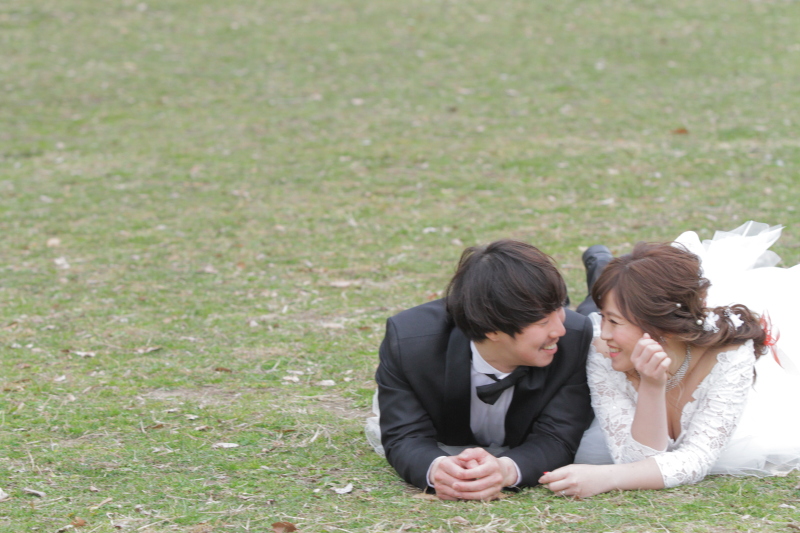 公園でラブラブのお二人です。