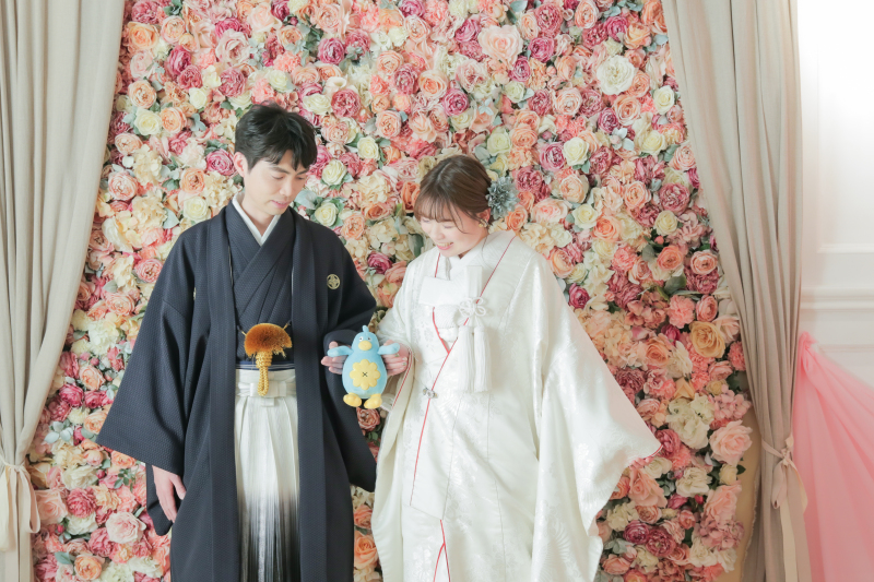お花の壁をバックに。