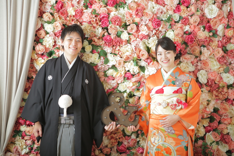 お花の前で