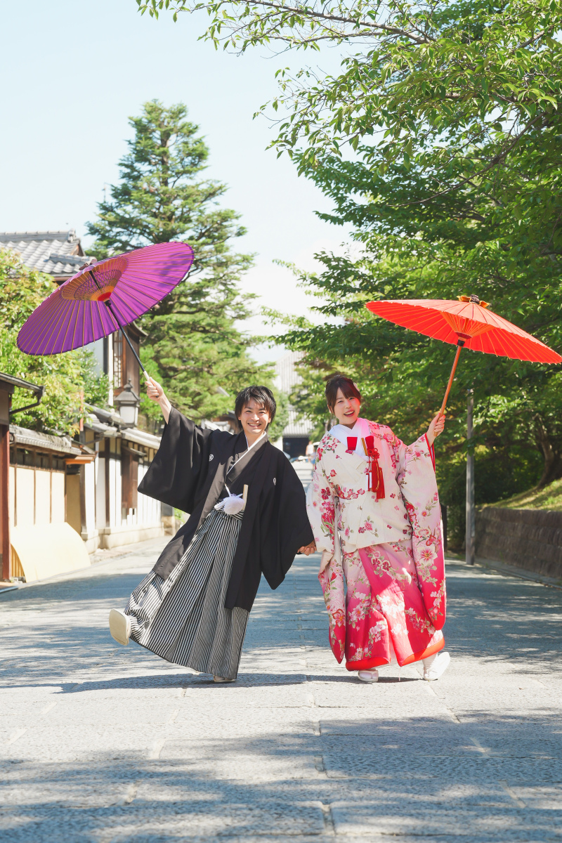 くだけたポーズも