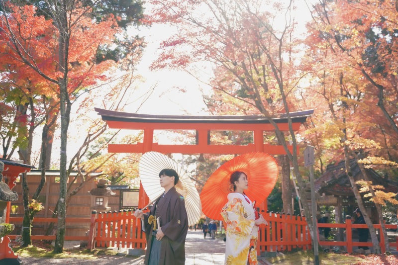 朱色の鳥居と紅葉