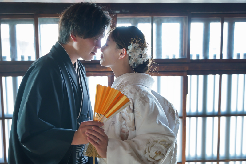 少し照れながら・・