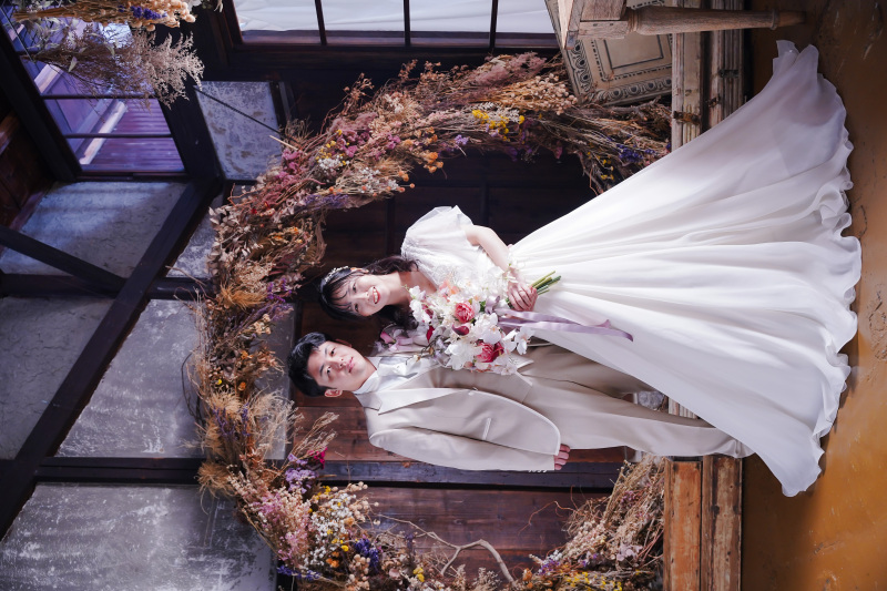 ドレスの定番ショットをアンティークな背景で