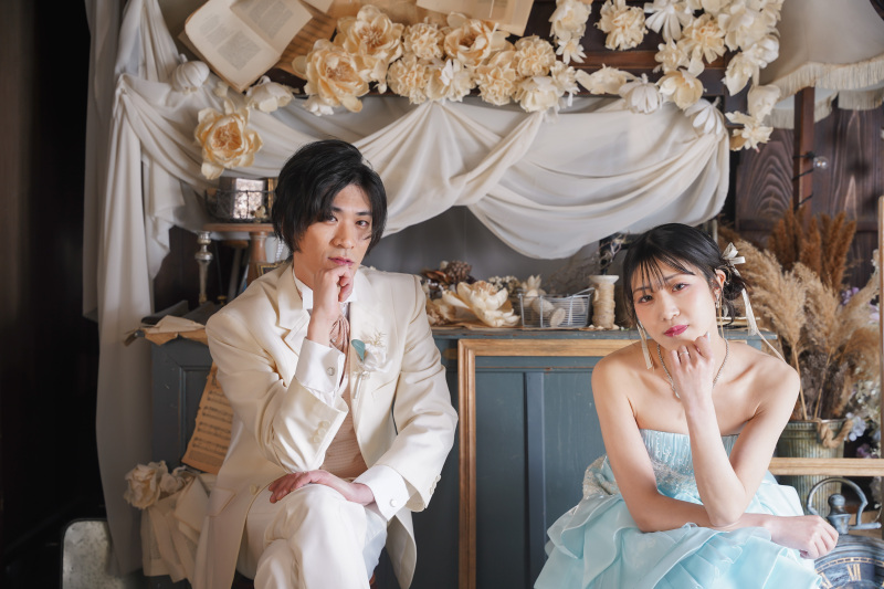 凛とした表情で