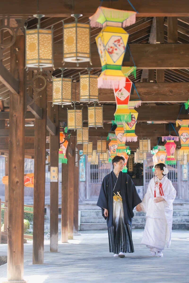 趣のある境内にて