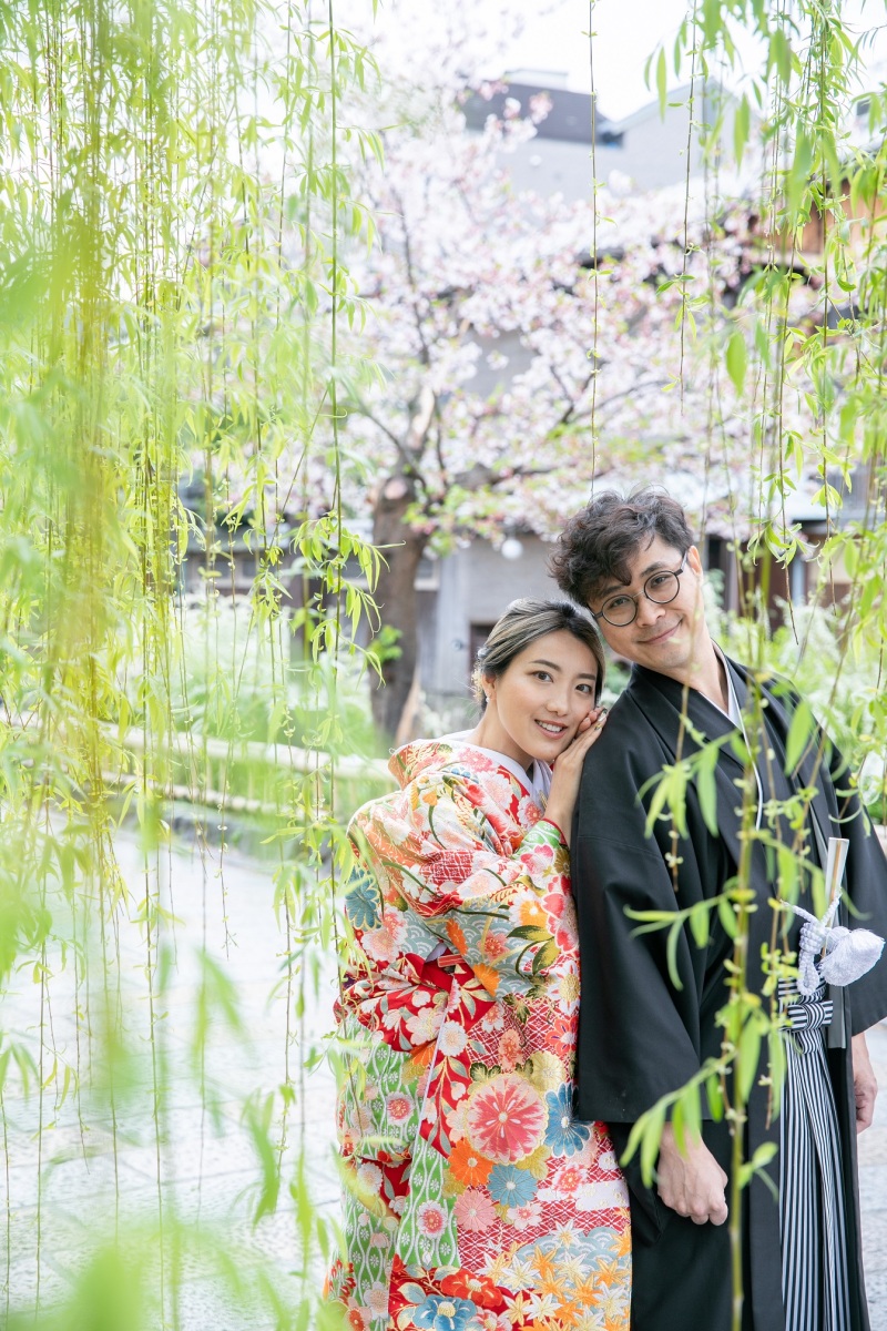 祇園の枝垂れ柳と共に