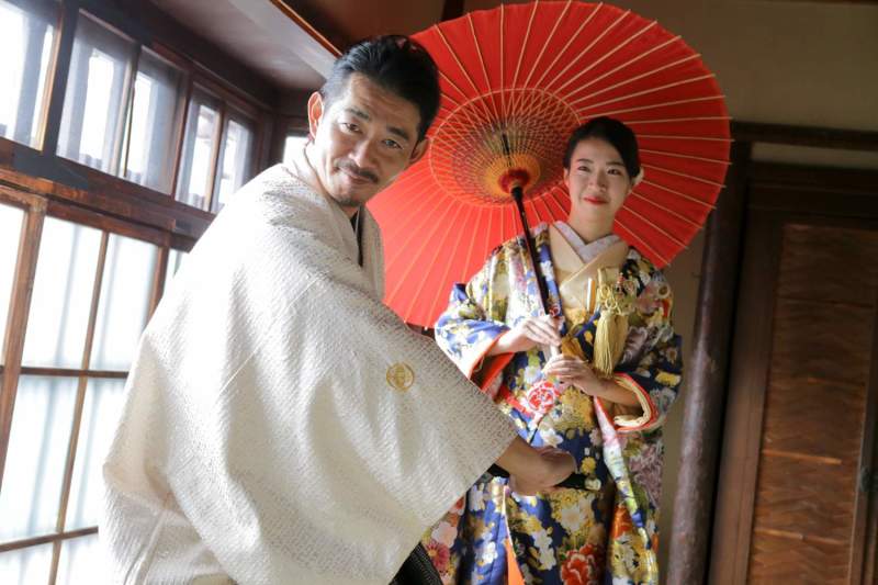 刀を持って！？