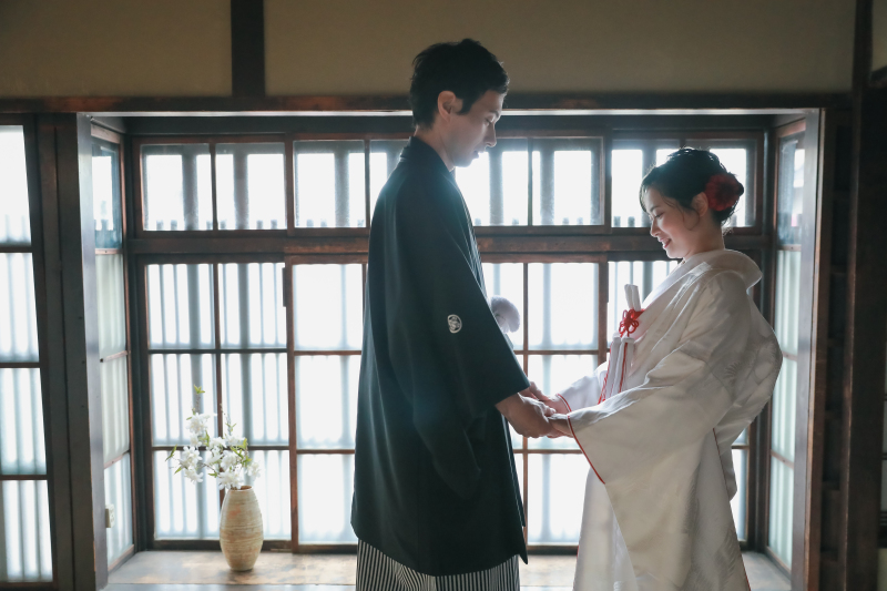 優しく手元を見つめて