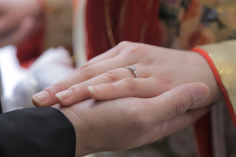 繋がれた手から