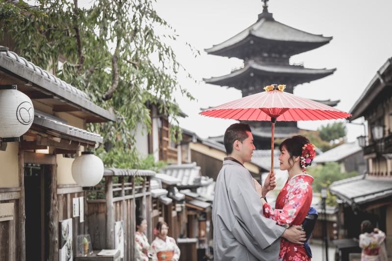 八坂の塔をバックに、、