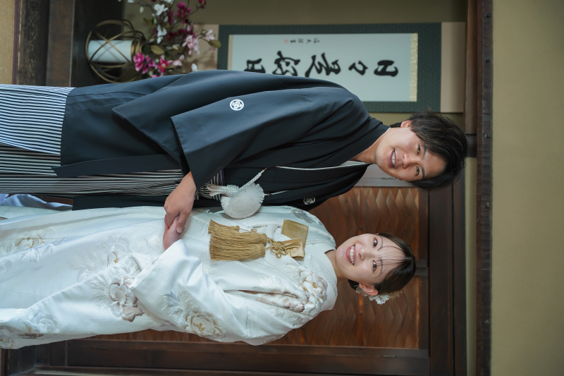 手を取り合って