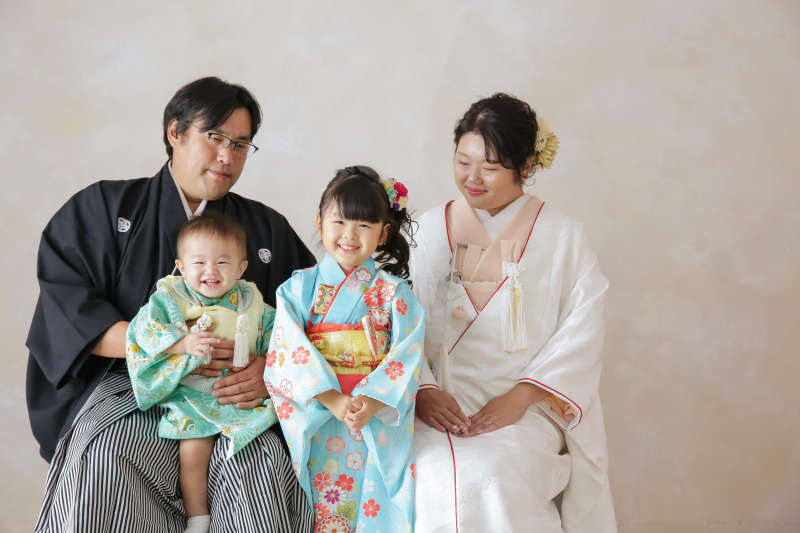 【家族(お子様)と一緒に記念撮影】スタジオ撮影・衣装1着・ファミリーベーシックプラン◇お子様衣装&データ3枚&美肌補正付き◇