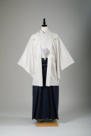 白地の紋付＆グレー・市松柄の袴