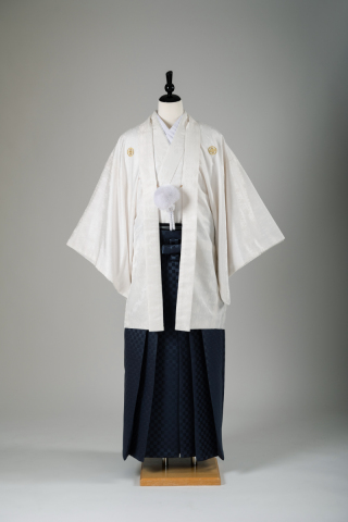 白地の紋付＆グレー・市松柄の袴