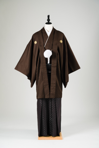 茶色の紋付＆茶色・市松柄の袴