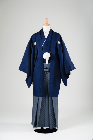 紺色の紋付＆グレー・市松柄の袴