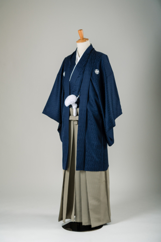 鉄紺色の紋付＆正絹の袴（茶系）