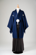 紺色の紋付＆茶色・市松柄の袴