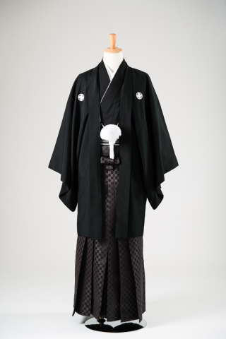 黒紋付＆茶色・市松柄の袴