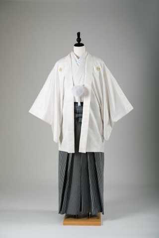 白地の紋付＆縞の袴