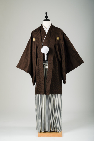 茶色の紋付＆銀縞の袴