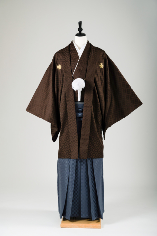 茶色の紋付＆グレー・市松柄の袴