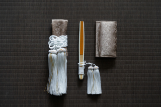 筥迫・懐剣　焦茶（紗綾形）