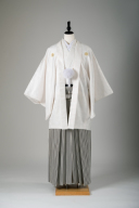 白地の紋付＆銀縞の袴