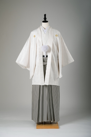 白地の紋付＆銀縞の袴